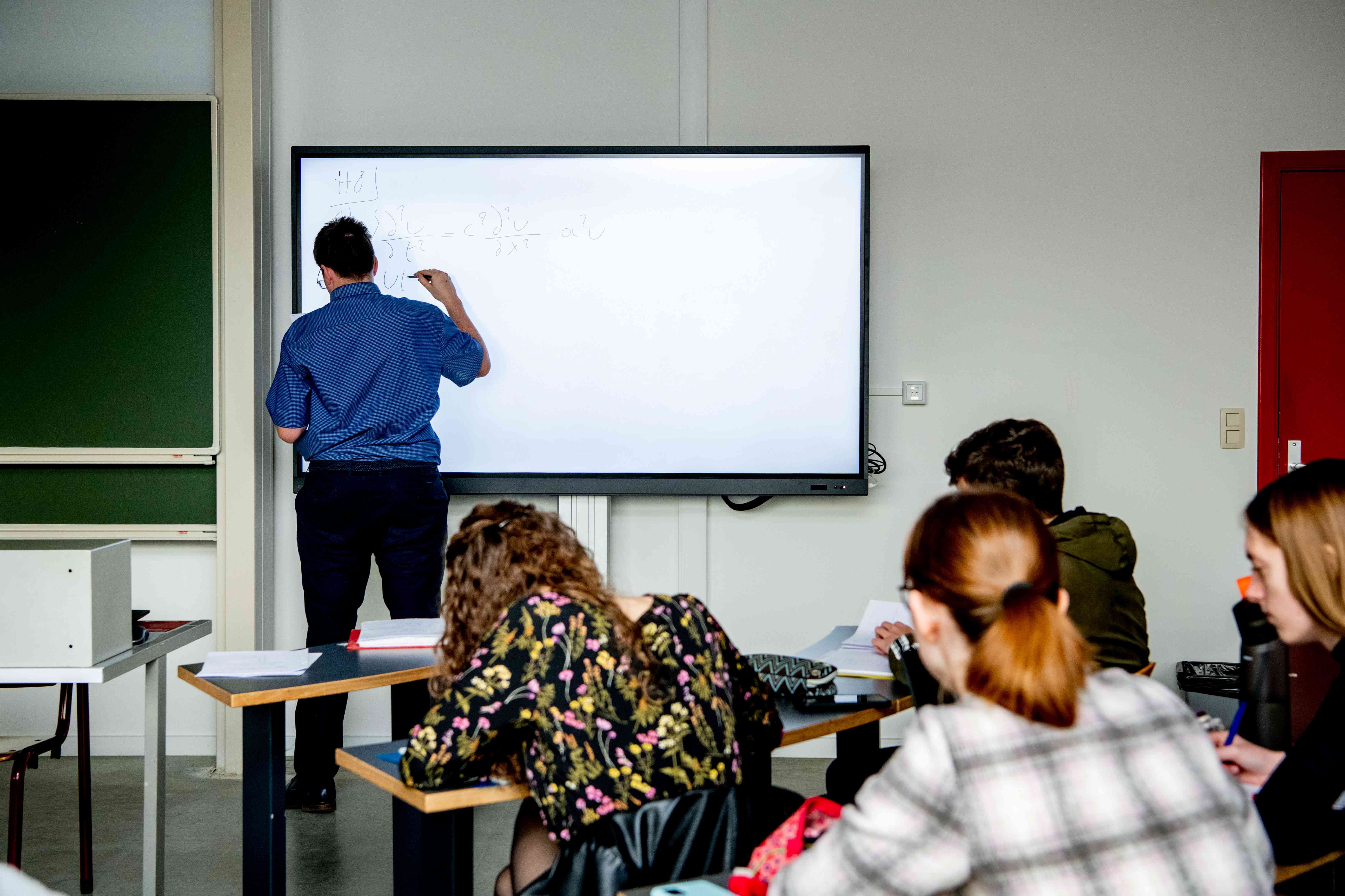 Assistent En Studenten Die Oefeningen Maken