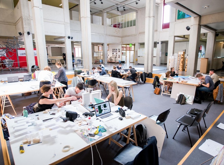 Studenten aan het werk in het gebouw van de faculteit Architectuur en Kunst UHasselt