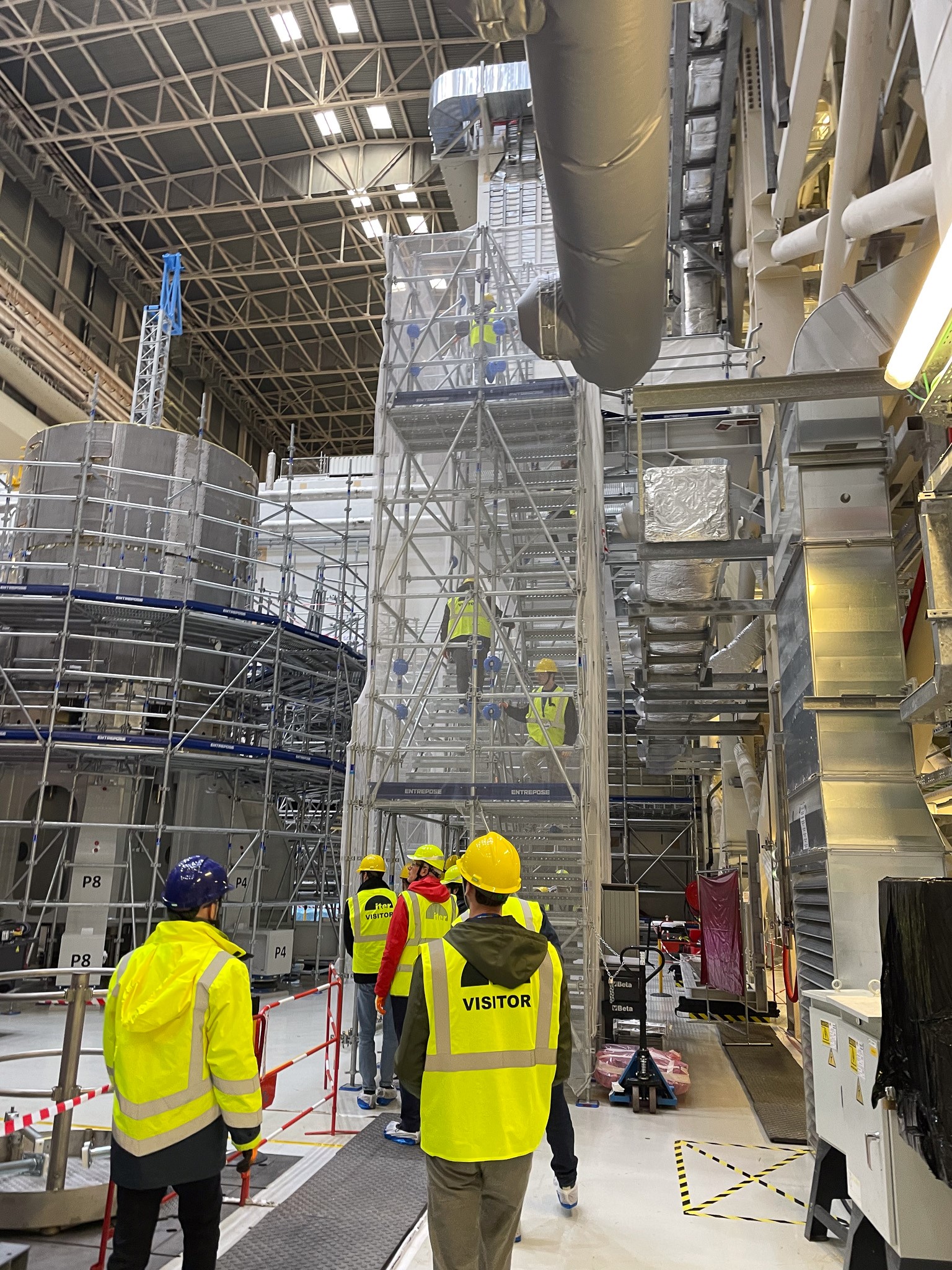 Studenten op bezoek ITER met helm en fluovesten.