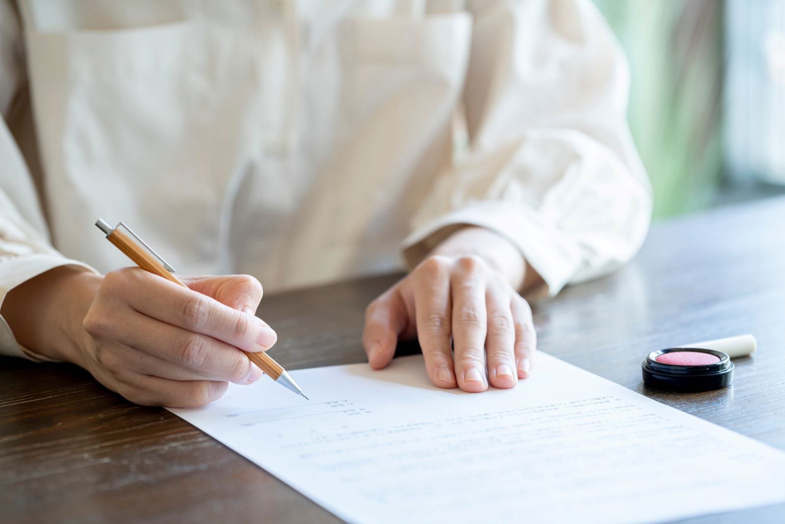 Persoon die document ondertekent